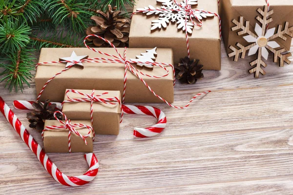 圣诞礼物与冷杉树和装饰锥。糖果和节日礼物。彩色糖果雪花.圣诞快乐, 新年作文。平躺, 顶部视图 — 图库照片