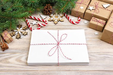 Zarf kağıt üzerinde Noel arka plan - köknar dalı, çam kozalakları, kırmızı kurdele, star ve tatlılar kalp boş levha ile. Senin metin için yer