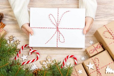 Görünüm Noel mektubun elinde top. Noel dekorasyon ahşap tablo boş wishlist tutan eller yakın çekim