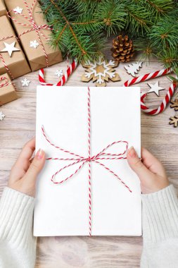 Görünüm Noel mektubun elinde top. Noel dekorasyon ahşap tablo boş wishlist tutan eller yakın çekim