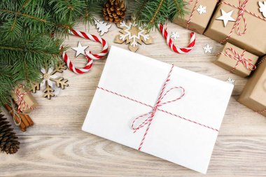 Köknar-ağaç dalları ve Noel dekorasyonu ahşap arka plan üzerinde zarf içinde parsel