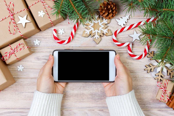 Smartphone ile boş ekran, trumpery çerçeve şenlikli kullanan kadın. Noel hediye arama, online alışveriş, mevsimlik indirimler ve satış konsepti