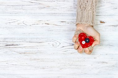 Bir kadın bir kalp sıkma elleri. kırık aşk kavramı. Aşk kavramı ile boşaltmak