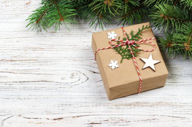 Noel hediye kutuları, Beyaz ahşap zemin üzerinde Noel dekor ve köknar ağacı. Üstten Görünüm