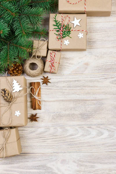 Рождественская коробка. Рождественские подарки в бумажных коробках за белым деревянным столом. Квартира с копировальным пространством . — стоковое фото