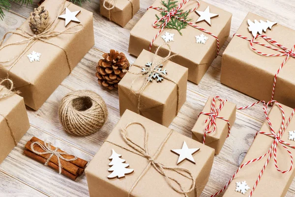 Puesta plana de objeto para feliz Navidad y feliz año nuevo concepto. Mix caja de regalos y accesorios decoraciones y adornos para la temporada de Navidad —  Fotos de Stock