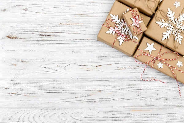 Vánoční dárkové boxy na dřevěný stůl. Pohled shora s kopií prostor — Stock fotografie