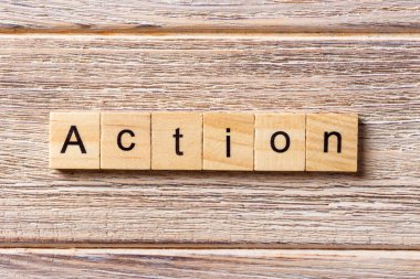 Tahta blokta yazan eylem kelimesi. Masada eylem metni, konsept