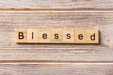 Tahta blokta yazılmış kutsal bir kelime. Masada kutsal metin, konsept