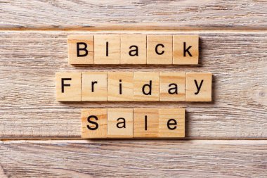 Tahta blokta bir sürü kelime yazılı. masadaki bolluk metni, konsept