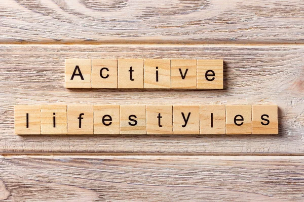 Stile di vita attivo parola scritta su blocco di legno. Stile di vita attivo testo sul tavolo, concetto — Foto Stock
