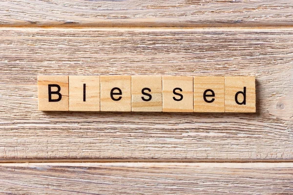 Tahta blokta yazılmış kutsal bir kelime. Masada kutsal metin, konsept