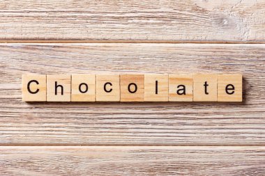 Çikolata kelime ahşap blok üzerinde yazılı. Tablo, çikolata metin kavramı