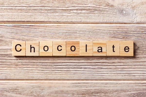Çikolata kelime ahşap blok üzerinde yazılı. Tablo, çikolata metin kavramı