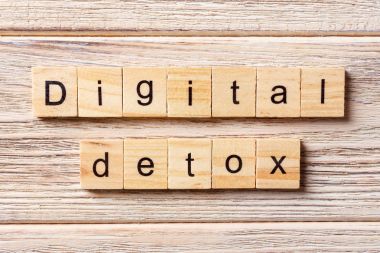 Dijital Detox kelimesi tahta blokta yazılı. Tablo üzerinde Dijital Detox metni, konsept