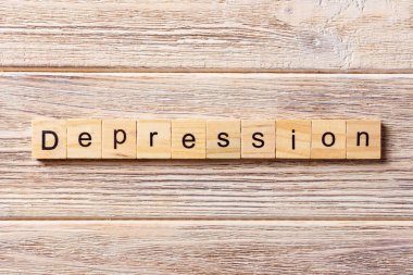 Tahta blokta yazan depresyon kelimesi. Masada depresyon metni, konsept