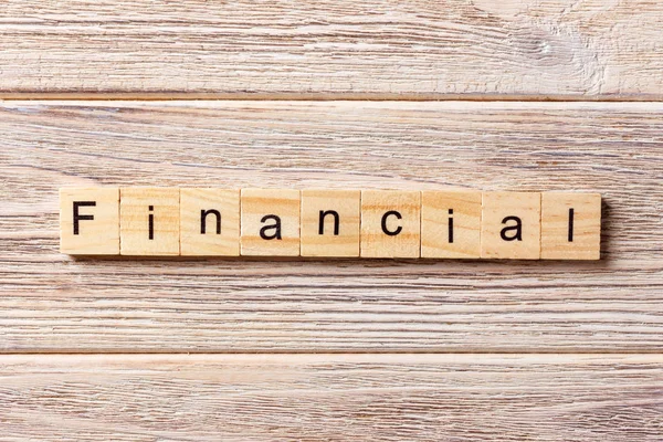 Palavra financeira escrita em bloco de madeira. texto financeiro na tabela, conceito — Fotografia de Stock