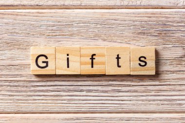 ahşap blok üzerinde yazılı kelime hediyeler. hediyeler tablo, metin kavramı