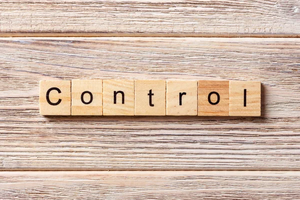 ahşap blok üzerinde yazılı kelime kontrol. kontrol tablo, metin kavramı