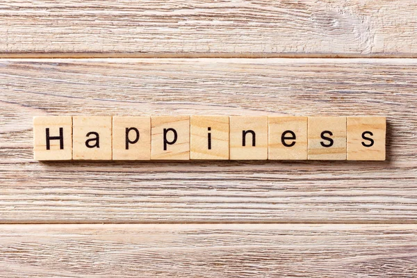 Šťastné slovo napsané na dřevěném špalku. Text štěstí na stole, koncept — Stock fotografie
