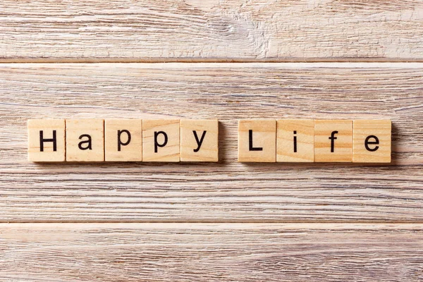 Šťastný život slovo napsané na dřevo bloku. šťastný život text na tabulce, koncepce — Stock fotografie