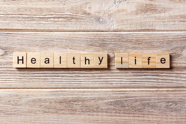 Parola di vita sana scritta sul blocco di legno. testo di vita sana sul tavolo, concetto — Foto Stock