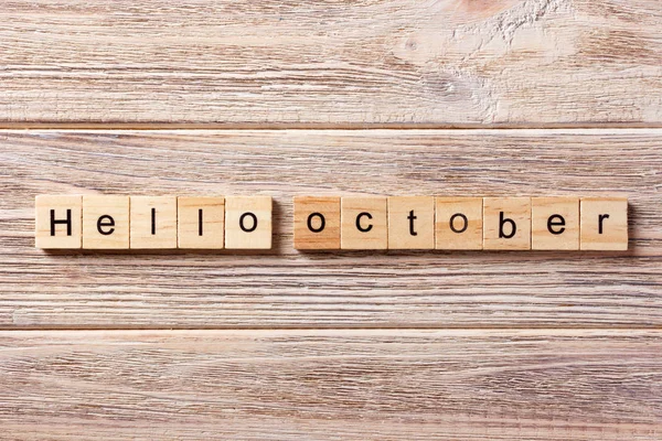 Bonjour octobre mot écrit sur le bloc de bois. bonjour octobre texte sur table, concept — Photo