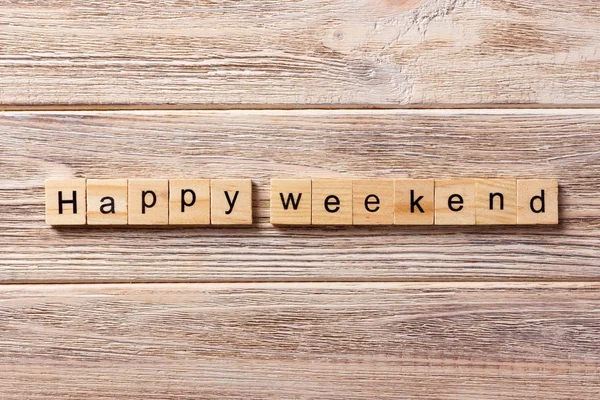 Mutlu hafta sonu word ahşap blok üzerinde yazılı. mutlu hafta sonu metin tablo, kavram — Stok fotoğraf