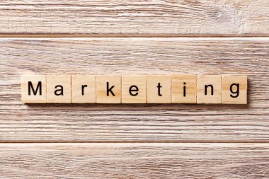 Pazarlama kelime ahşap blok üzerinde yazılı. Tabloda, metin pazarlama kavramı