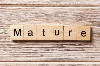 Olgun kelime ahşap blok üzerinde yazılı. Olgun metin tablo, kavram