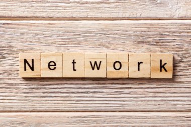 Ahşap blok üzerinde yazılı kelime ağ. Ağ üzerinde tablo, metin kavramı