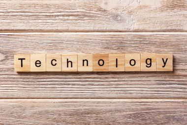 Tahta blokta yazılan teknoloji kelimesi. Masada teknoloji metni, konsept