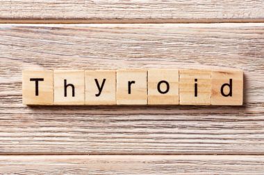 Tiroid kelime ahşap blok üzerinde yazılı. Tiroid metin tablo, kavram
