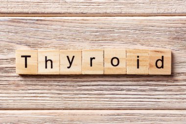 Tiroid kelime ahşap blok üzerinde yazılı. Tiroid metin tablo, kavram