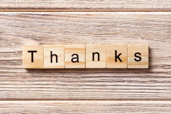 Thanks word written on wood block. thanks text on table, concept — Stock Photo, Image