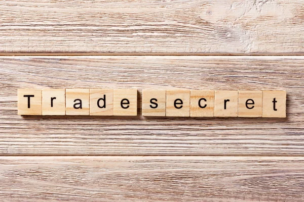 Palavra secreta trane escrito em bloco de madeira. trane texto secreto na mesa, conceito — Fotografia de Stock