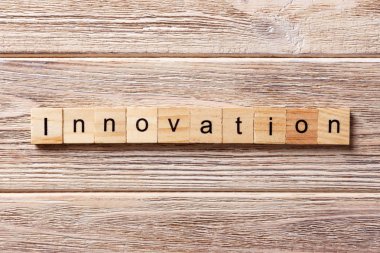 Yenilik kelime ahşap blok üzerinde yazılı. Yenilik metin tablo, kavram