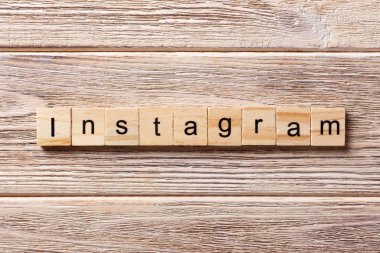 Ahşap blok üzerinde yazılı Instagram kelime. Instagram metin tablo, kavram
