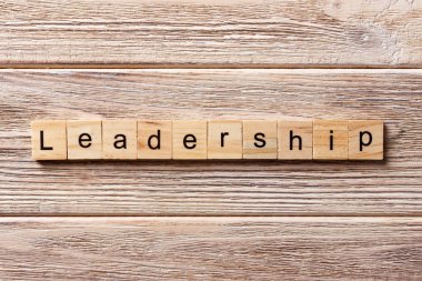 Liderlik kelimesi tahta blokta yazılı. Masada Liderlik metni, konsept