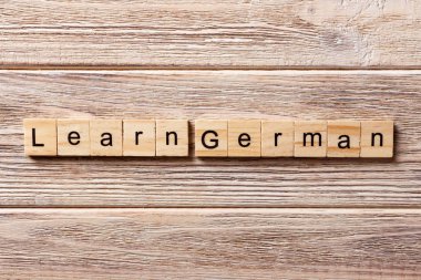 Ahşap blok üzerinde yazılı Almanca kelime öğrenin. Tablo, Almanca bir metnin öğrenmek kavramı