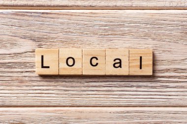 Yerel word ahşap blok üzerinde yazılı. Tablo, yerel metin kavramı