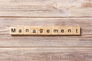 Yönetim kelime ahşap blok üzerinde yazılı. Tablo, metin yönetimi kavramı