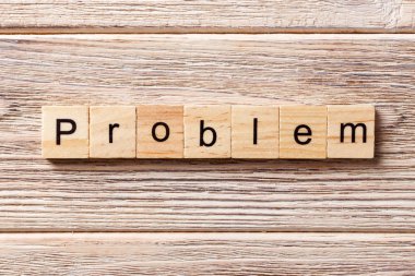 Sorun word ahşap blok üzerinde yazılı. Sorun metin tablo, kavram