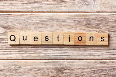 Ahşap blok üzerinde yazılı soruları word. Soru metin tablo, kavram