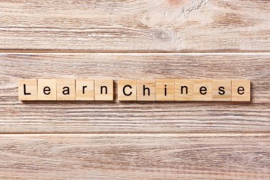 Tahta blokta yazan Çince kelimeyi öğren. Masada Çince metin öğren, konsept