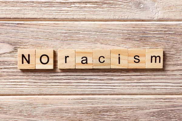 Na dřevěných špalcích není napsáno rasistické slovo. Žádný rasismus text na stole, koncept — Stock fotografie