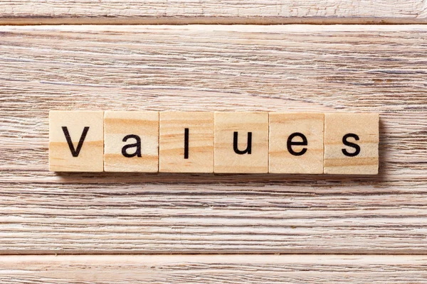 Hodnoty napsané na dřevěných tvárnicích. text hodnot v tabulce, koncept — Stock fotografie