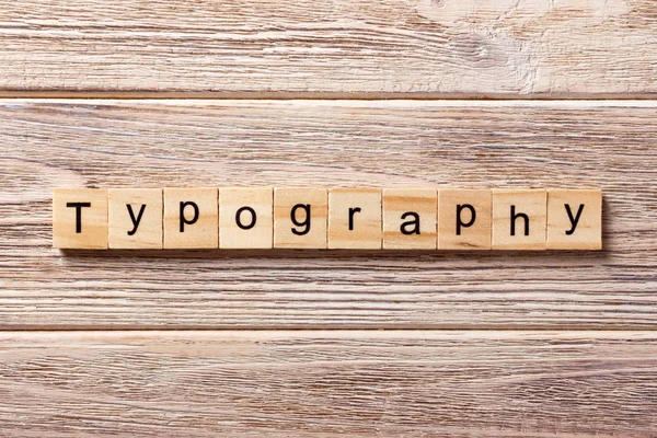 Typografie Wort auf Holzblock geschrieben. Typografie Text auf Tisch, Konzept — Stockfoto