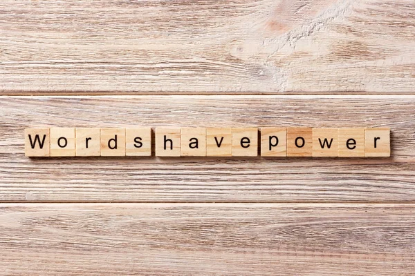 As palavras têm palavra Power escrita em bloco de madeira. As palavras têm texto Power na tabela, conceito — Fotografia de Stock
