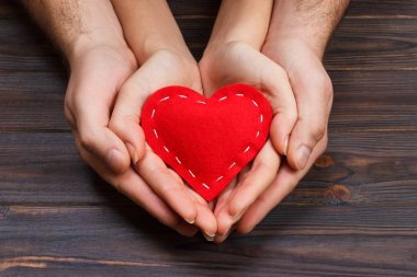 O vs o birlikte sonsuza kadar. Aşk hikayesi, güzel elini tut kırmızı kalp tutan